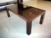 Exkluzívny jedálenský stôl vyrobený z orechovej dyhy s povrchovou úpravou na vysoký lesk.
